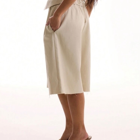 Minimalist Chic Wide-Leg Culotte Shorts – Size Large – Effortlessly Stylish! ✨🤍 - Picture 2 of 5